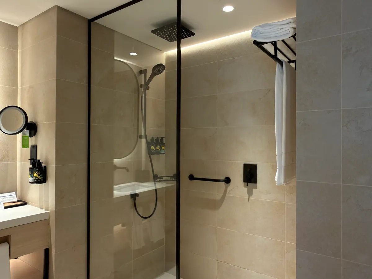 Modern cam duşlu banyo yenilemesi